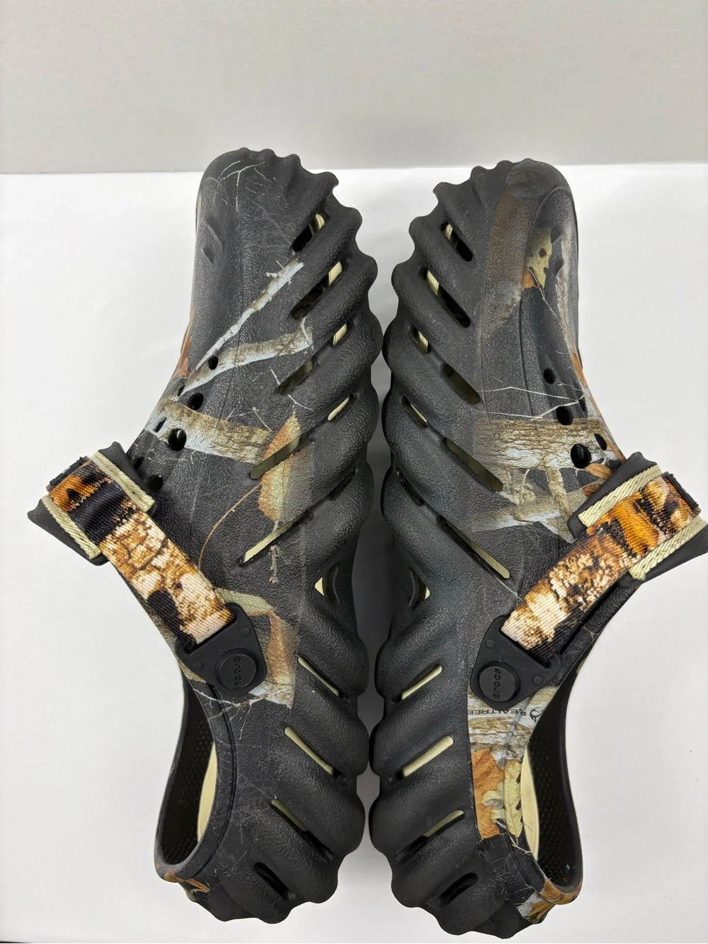 Crocs Men’s Echo Clogs in the Realtree Edge-Size: 8(M), 10(W)-Color: Camouflage.